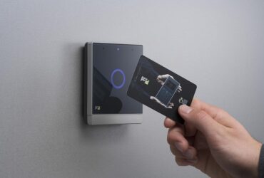 Implementazione di sistemi di tracciamento RFID per la gestione degli inventari.