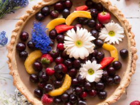 torta senza glutine alla vaniglia e frutti di bosco per un dessert fresco e colorato