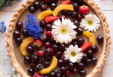 torta senza glutine alla vaniglia e frutti di bosco per un dessert fresco e colorato