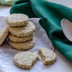 biscotti senza glutine al burro di cocco e vaniglia per uno snack dolce e tropicale